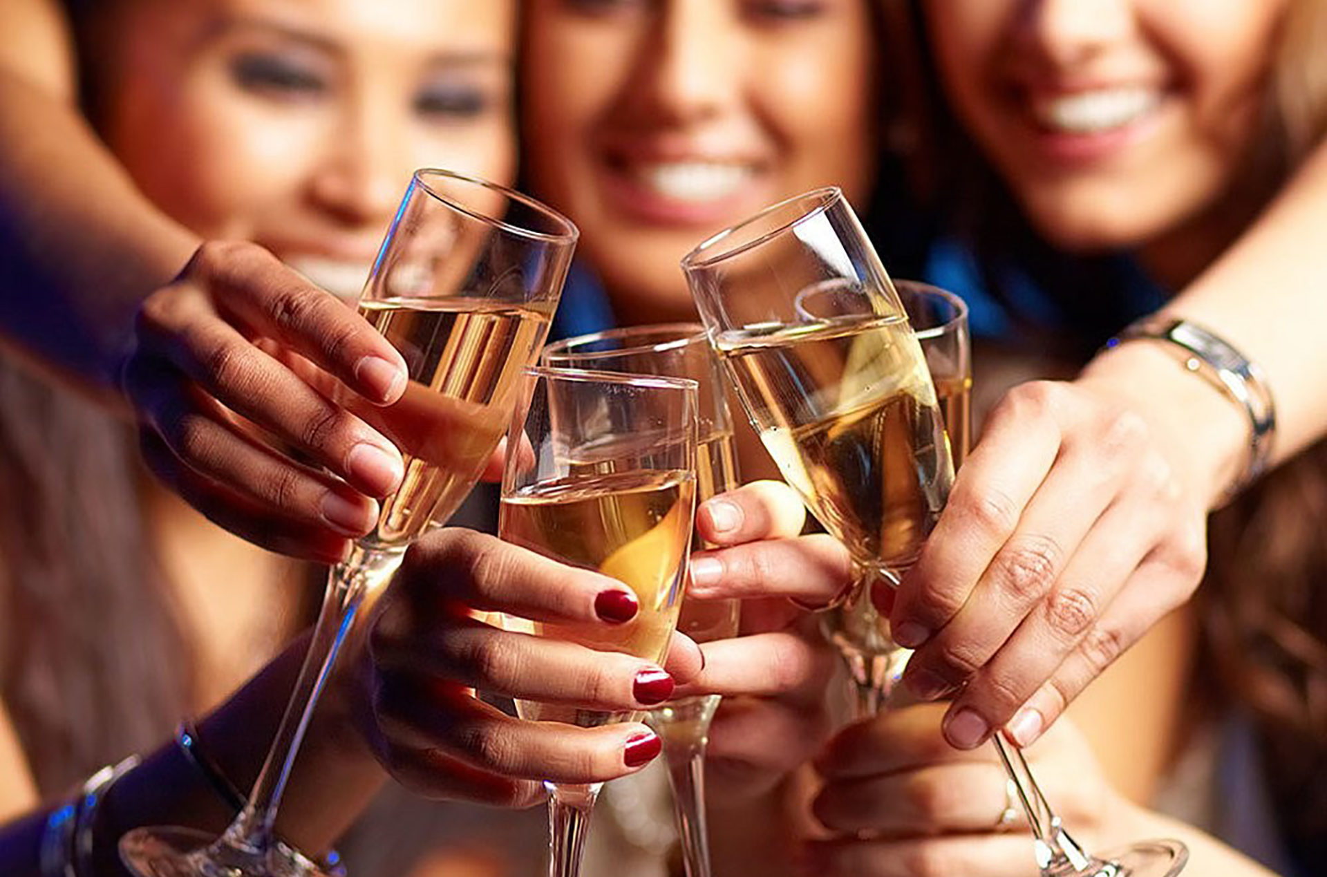 group-women-cheersing-champagne